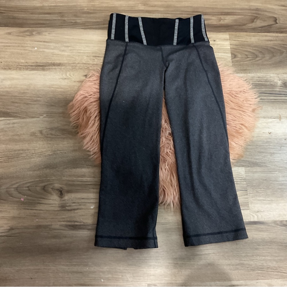 Lululemon Gather & Crow Crop Gray Size 4